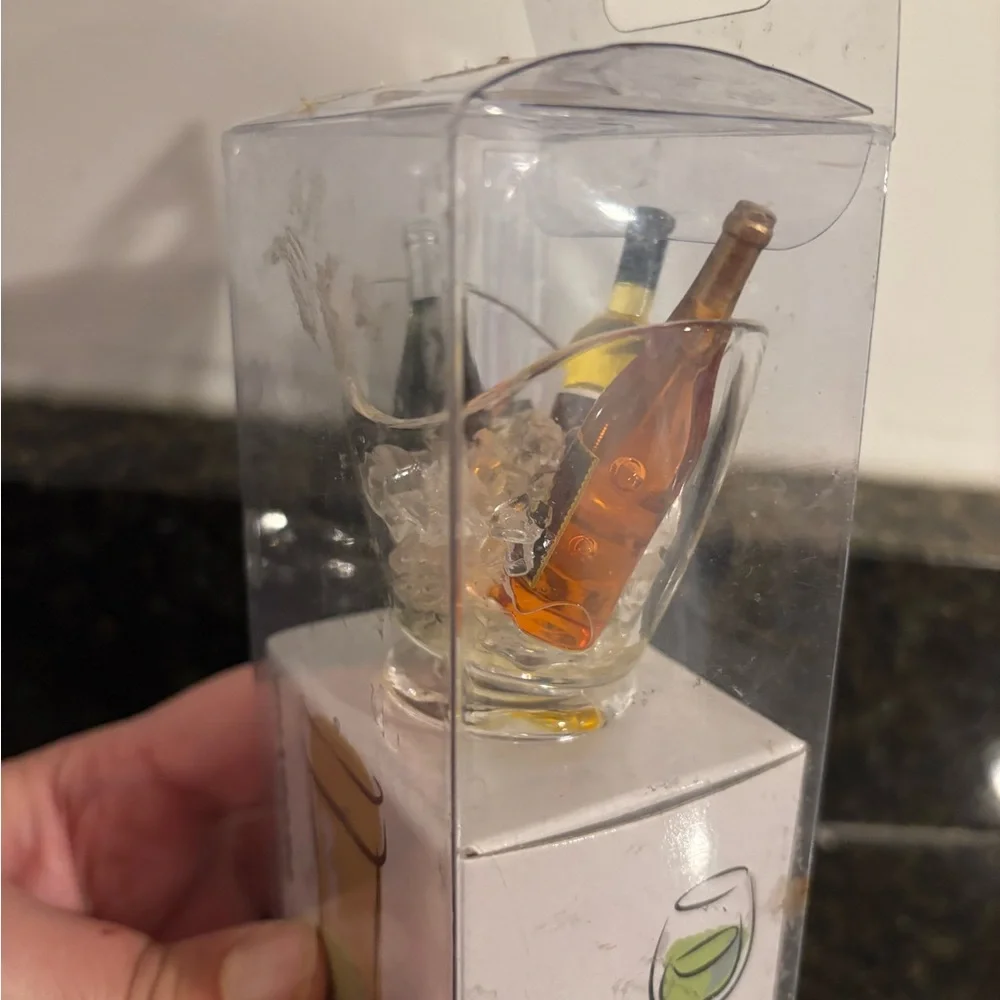 NIB Acyclic Wine Bottle Stopper